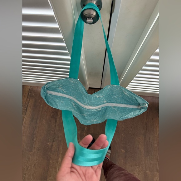 Hawaiian Leaf Tote Bag - Picture 3 of 9